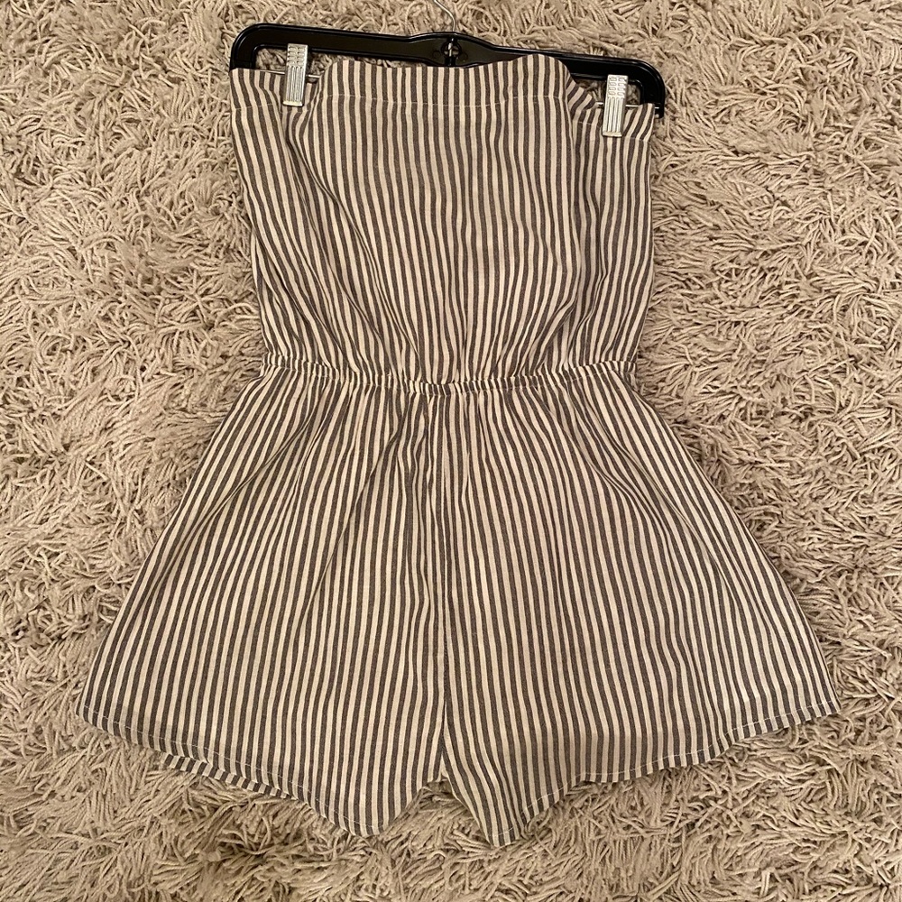 Stripped strapless romper